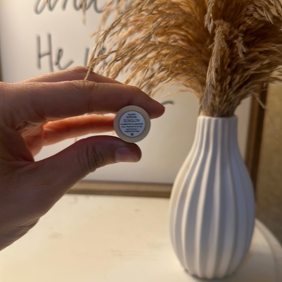 Glowy Super Gel Lightweight Dewy Multipurpose Illuminator - Picture 3 of 3